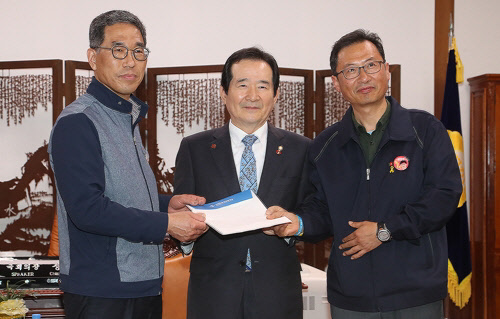 정세균 국회의장(가운데)이 3일 국회에서 김주영 한국노총 위원장(왼쪽), 김명환 민주노총 위원장으로부터 노동계 공동 개헌안을 전달받고 있다. /연합뉴스
